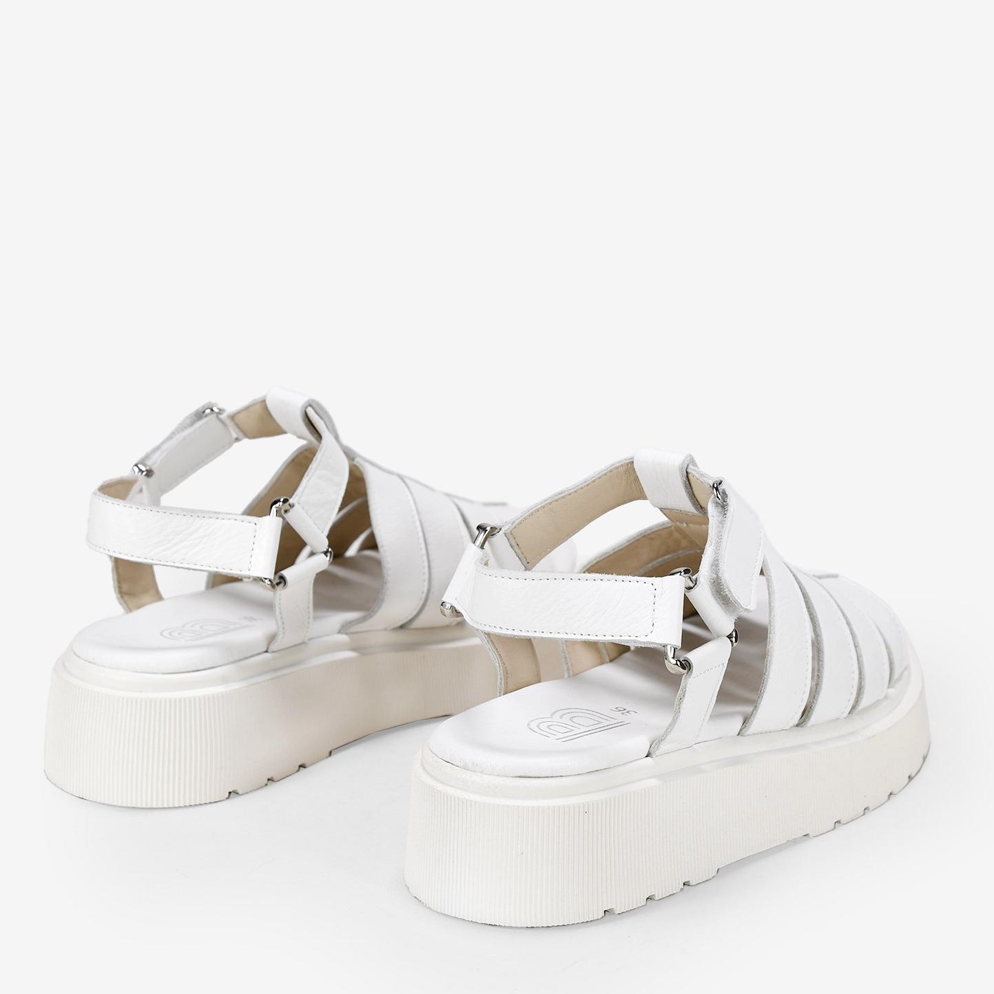 Sandalias beige en piel con velcro