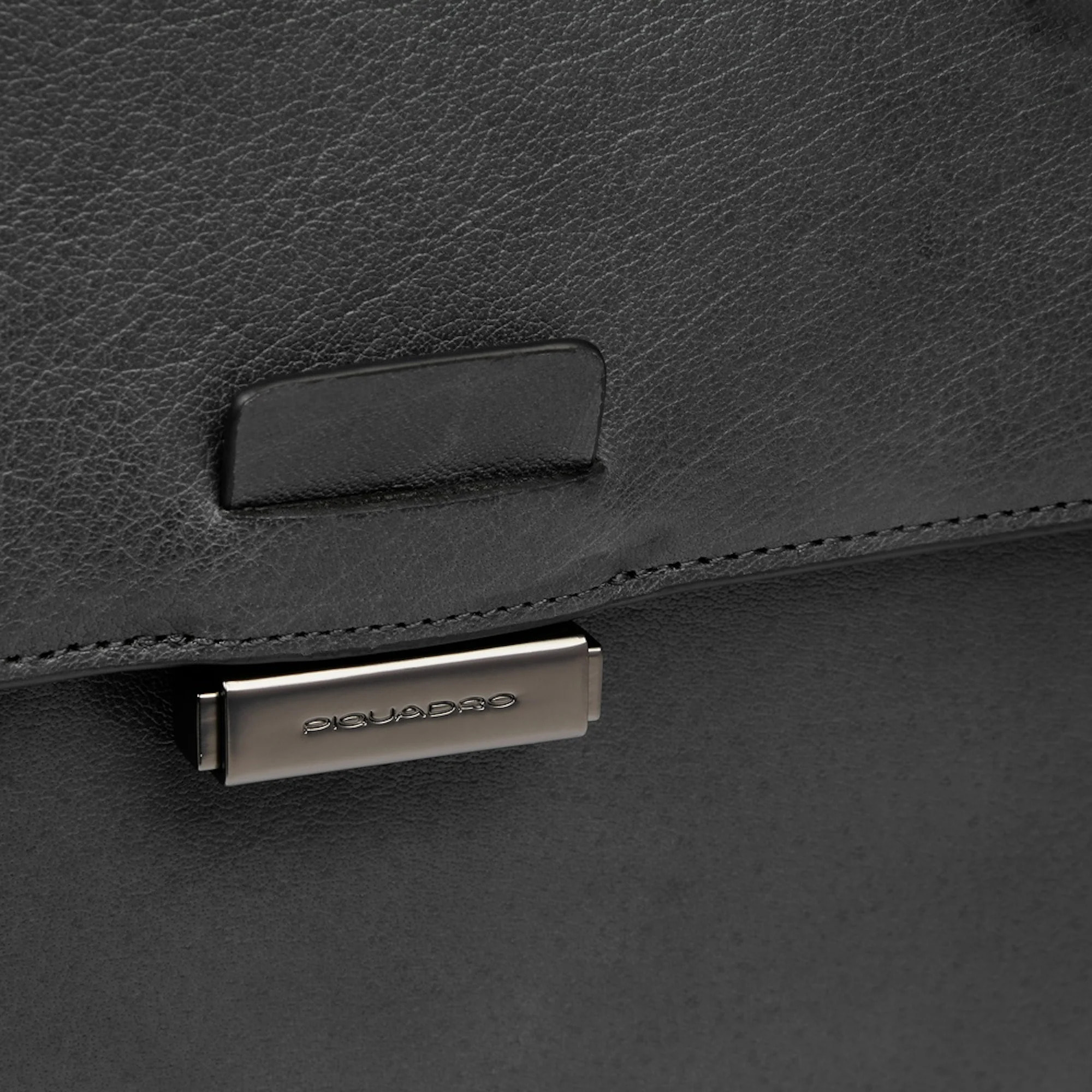 Piquadro Ventiquattrore in pelle porta pc e iPad® con tasca per AirPods®, protezioni antiurto e RFID