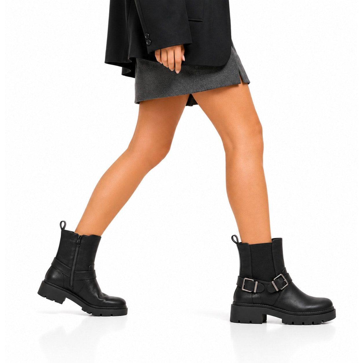 Stivaletto in simil pelle con fascia elastica e cinturini