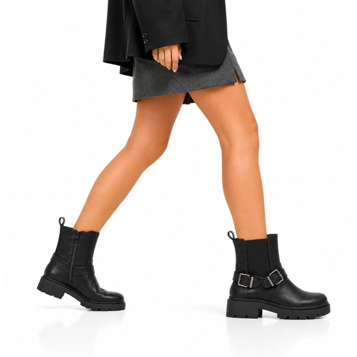 Stivaletto in simil pelle con fascia elastica e cinturini