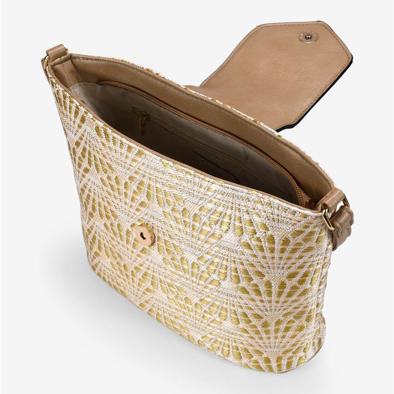 Bolso bandolera tostado en rafia con solapa