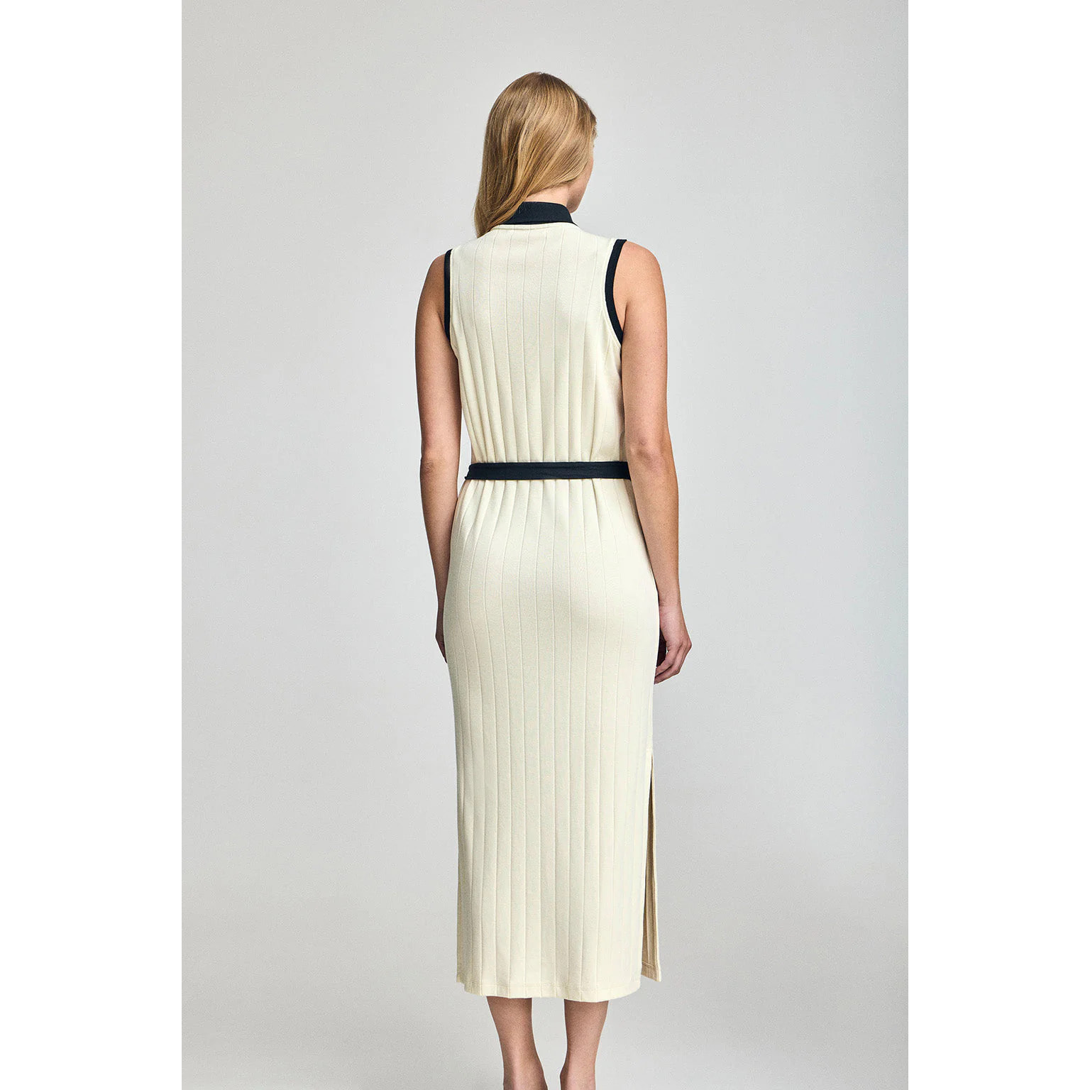 Vestito color nude a coste smanicato con bottone madreperlato