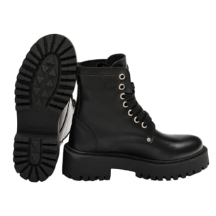 Anfibi in vera pelle con stringhe