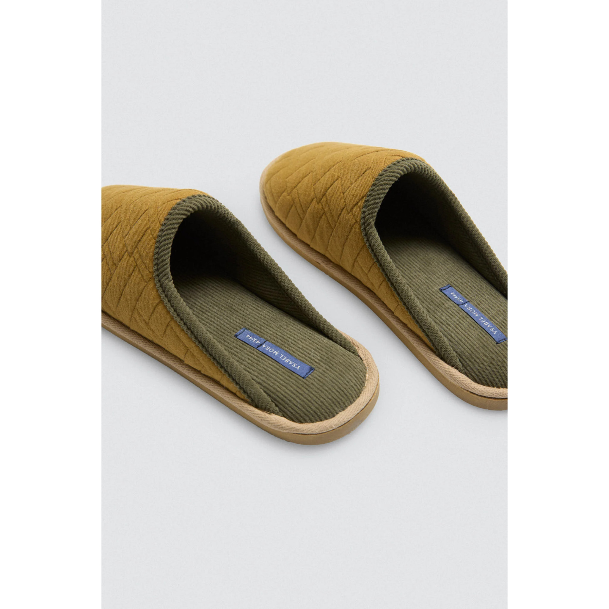 Pantofole in pelliccia con stampa etnica