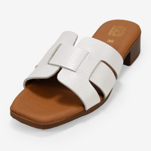 Sandalias de piel blancas destalonadas con tacón bajo