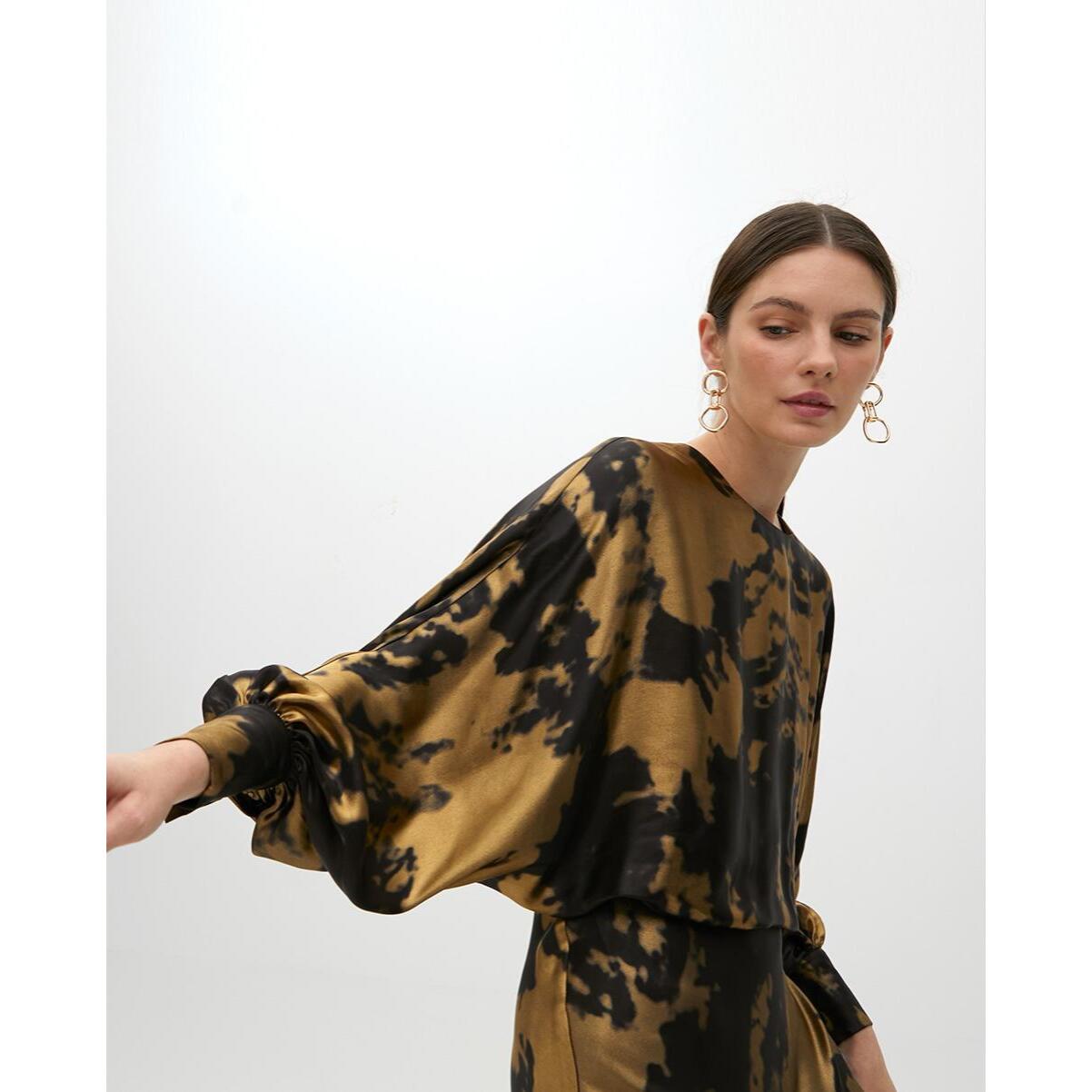 Vestito lungo stampato con manica asimmetrica