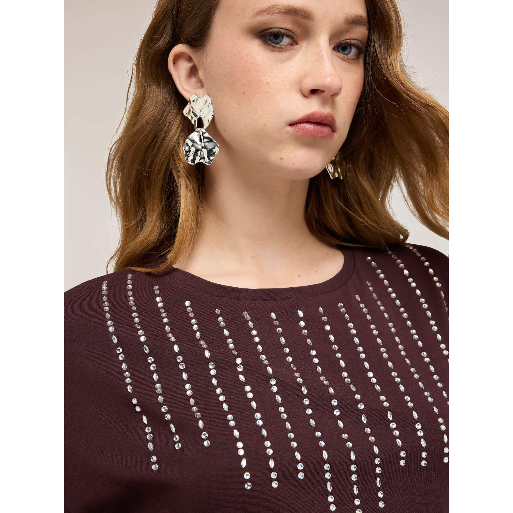 Motivi - T-shirt con applicazioni di strass - Marrone