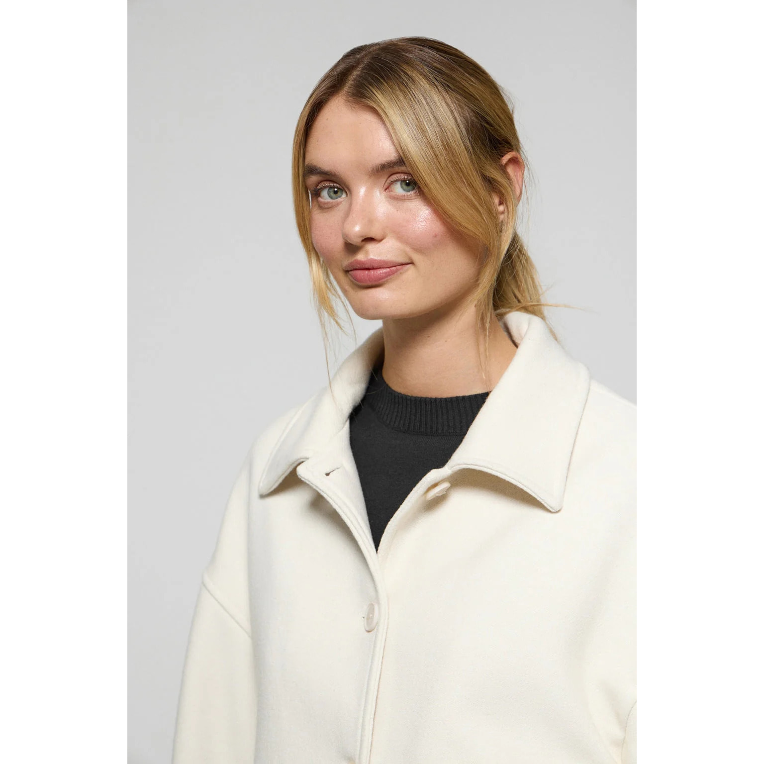 Abrigo corto Lita beige abotonado y detalles Polo Club