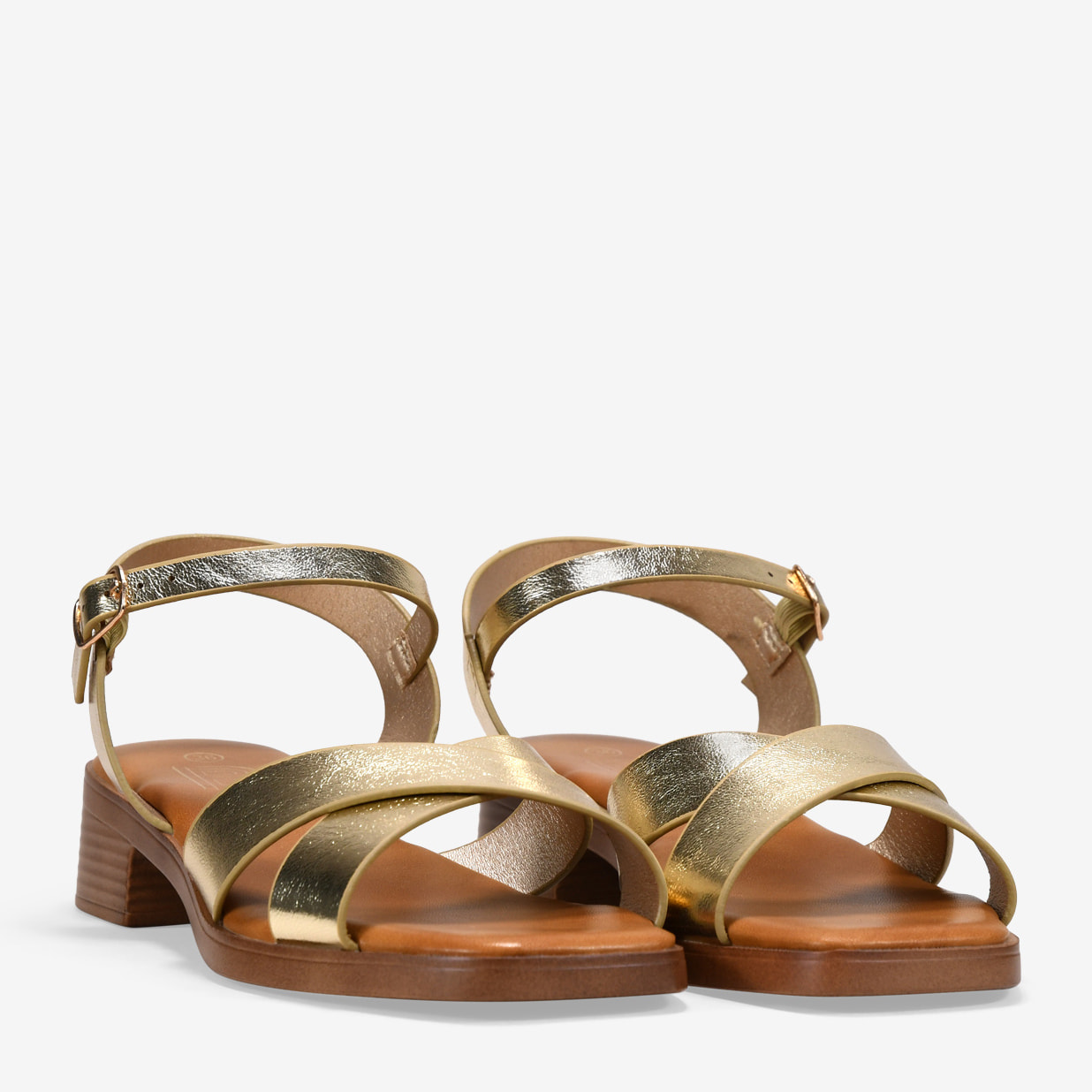 Sandalias de tacón doradas con hebilla