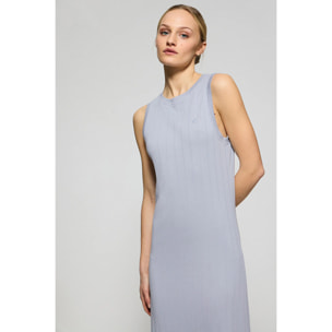 Vestido azul largo y acanalado con monograma bordado