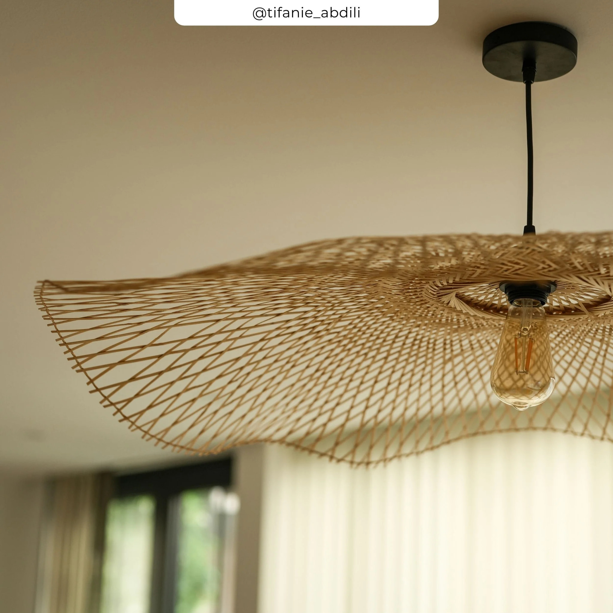 Suspension D100 cm en bambou avec fil noir - Jipi