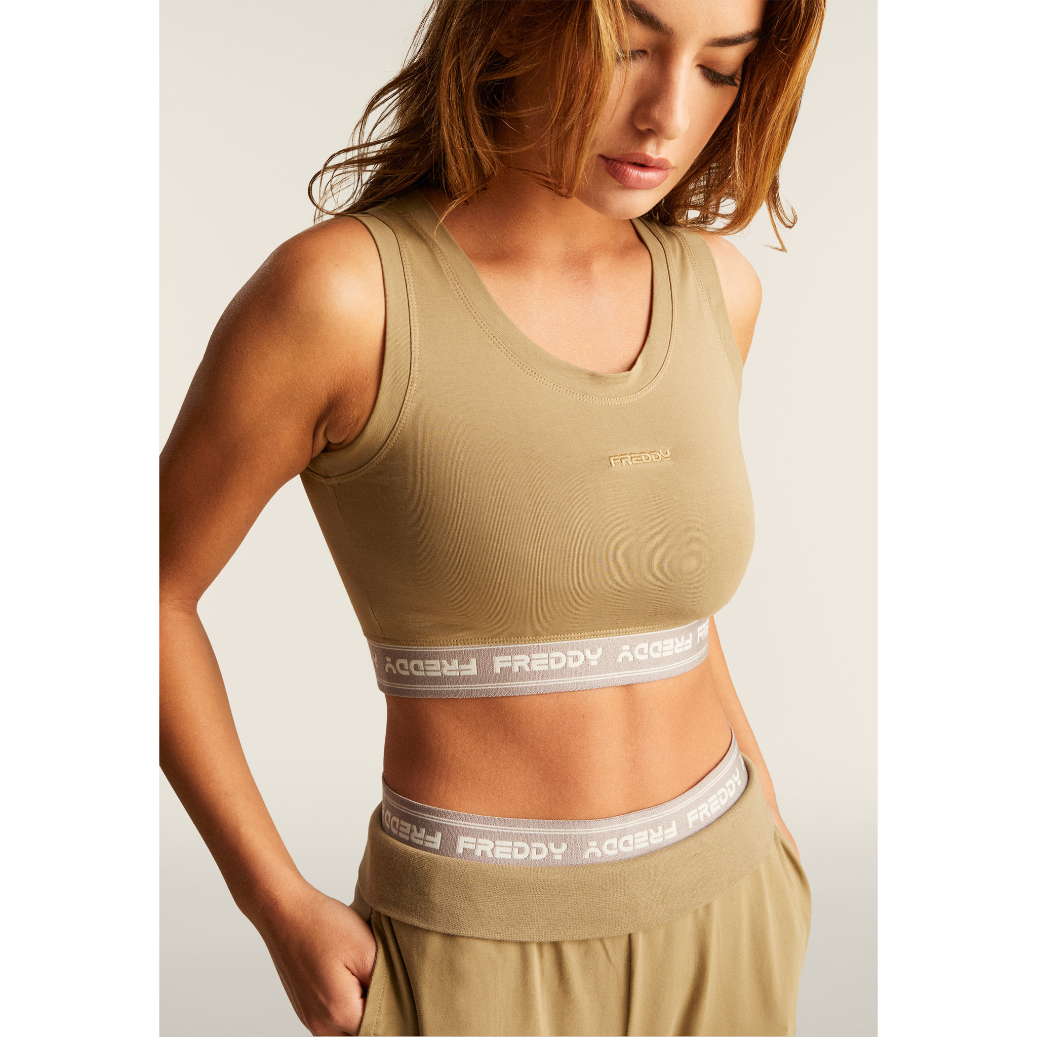 Top sportivo in heavy jersey stretch con elastico logato
