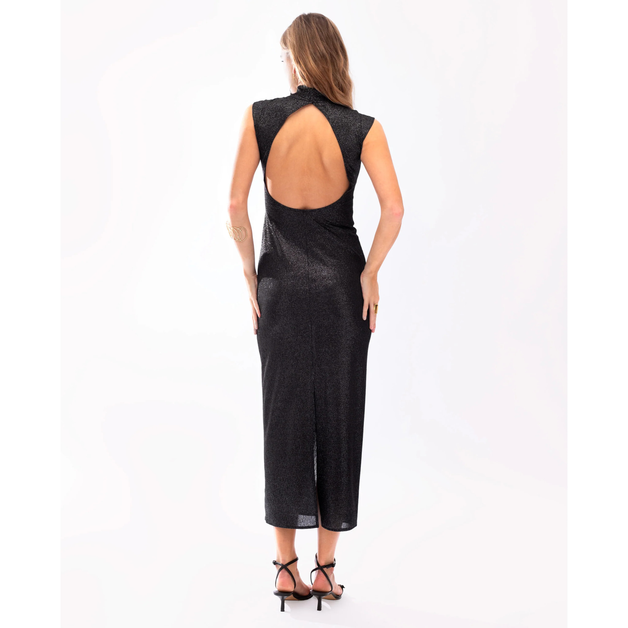 Vestido midi con brillo y espalda descubierta.