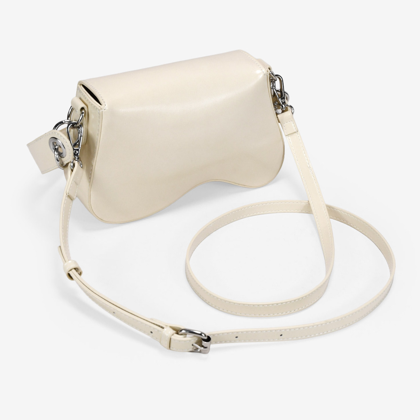 Bolso de hombro beige con solapa