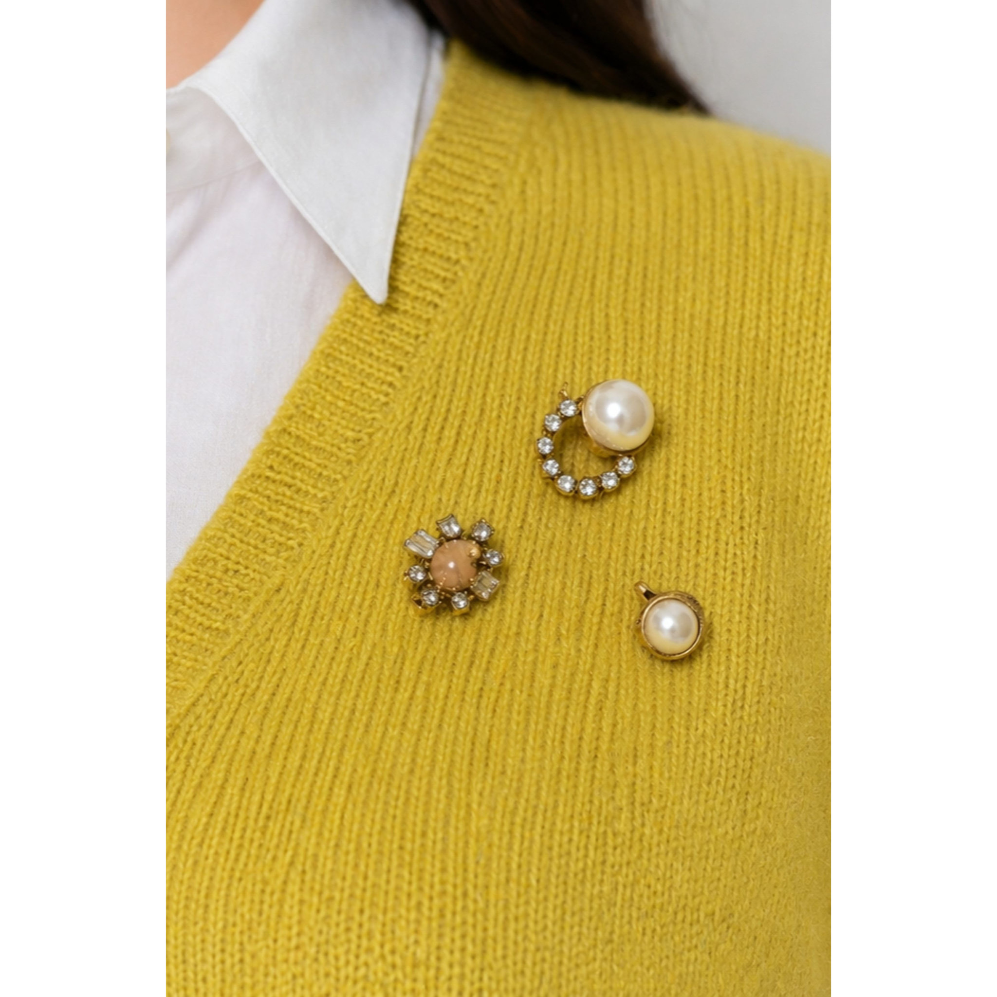 Kocca - Gilet in maglia di viscosa con bottoni e spille decorative Donna