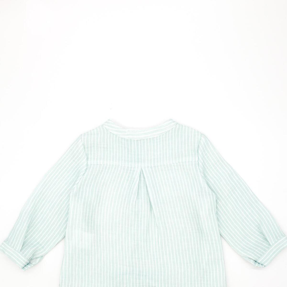 Camisa de rayas verde. Cuello mao y tapeta con botones en el centro.