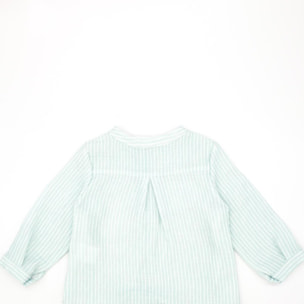 Camisa de rayas verde. Cuello mao y tapeta con botones en el centro.