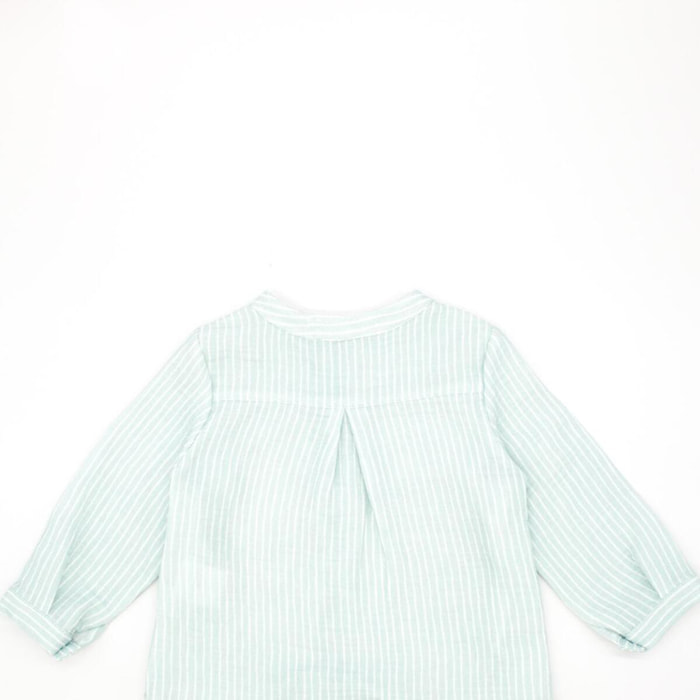 Camisa de rayas verde. Cuello mao y tapeta con botones en el centro.