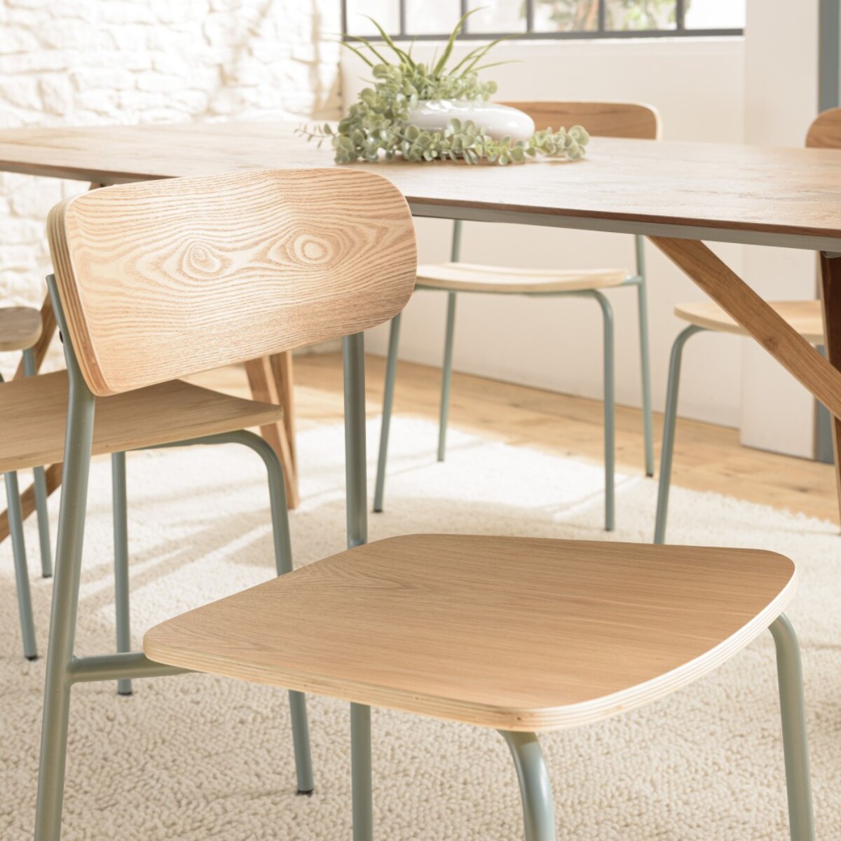 TOM - Lot de 2 chaises « écolier » bois de frêne pieds acier vert d'eau