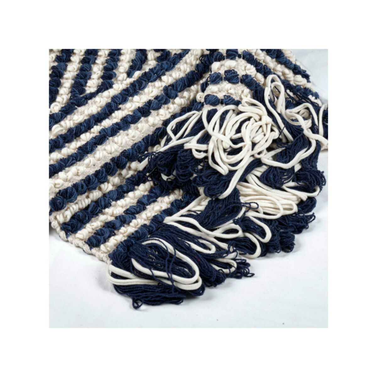 Tapis 60 x 80 cm tissu texturé petits pompons avec franges bicolores - MARINE