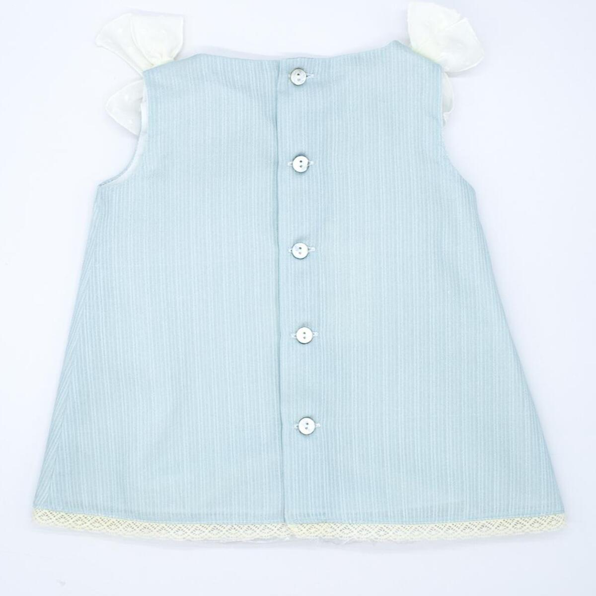 Vestido celeste con detalle de puntillas.