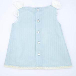 Vestido celeste con detalle de puntillas.