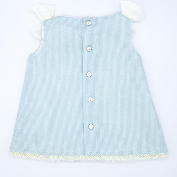Vestido celeste con detalle de puntillas.