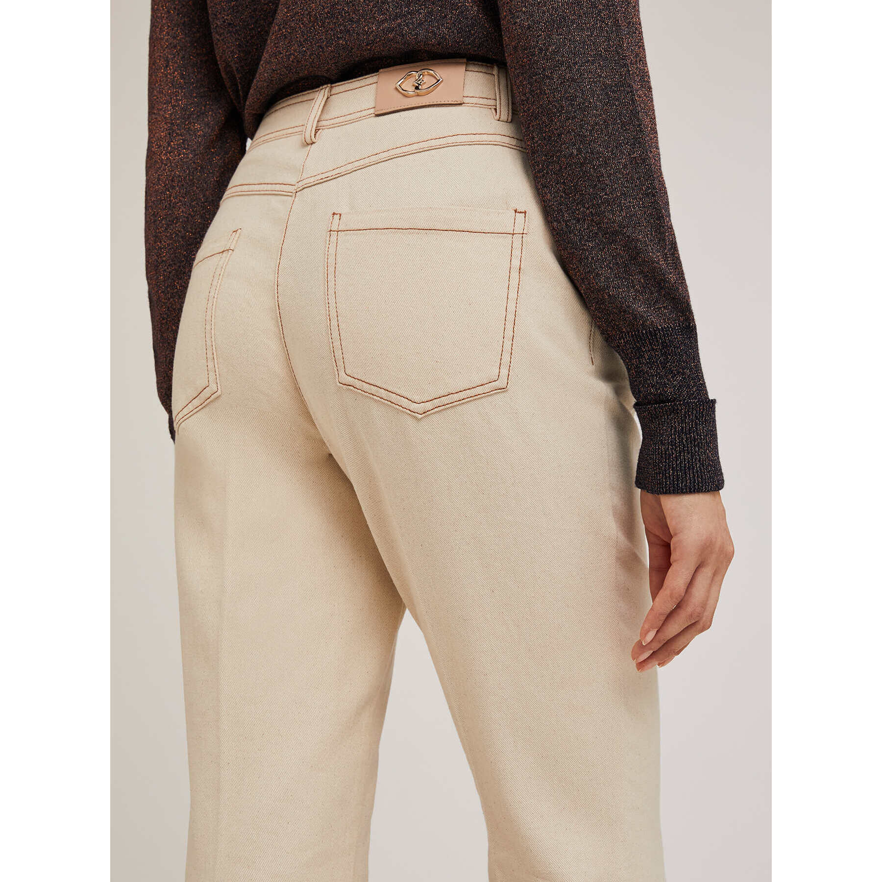 Motivi - Pantalón flare en drill con pespuntes en contraste - Beige