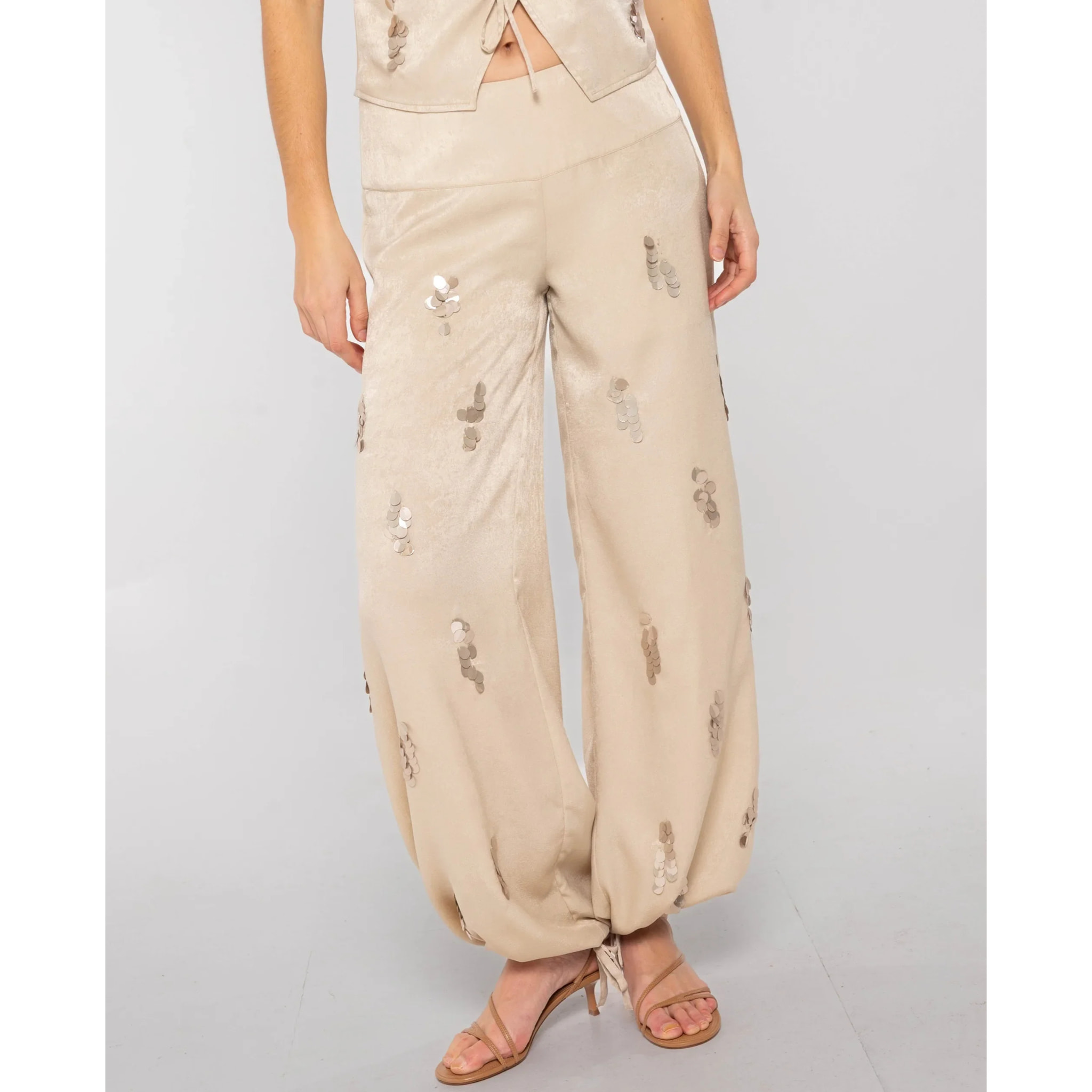 Pantalón recto de tiro medio bordado de mujer