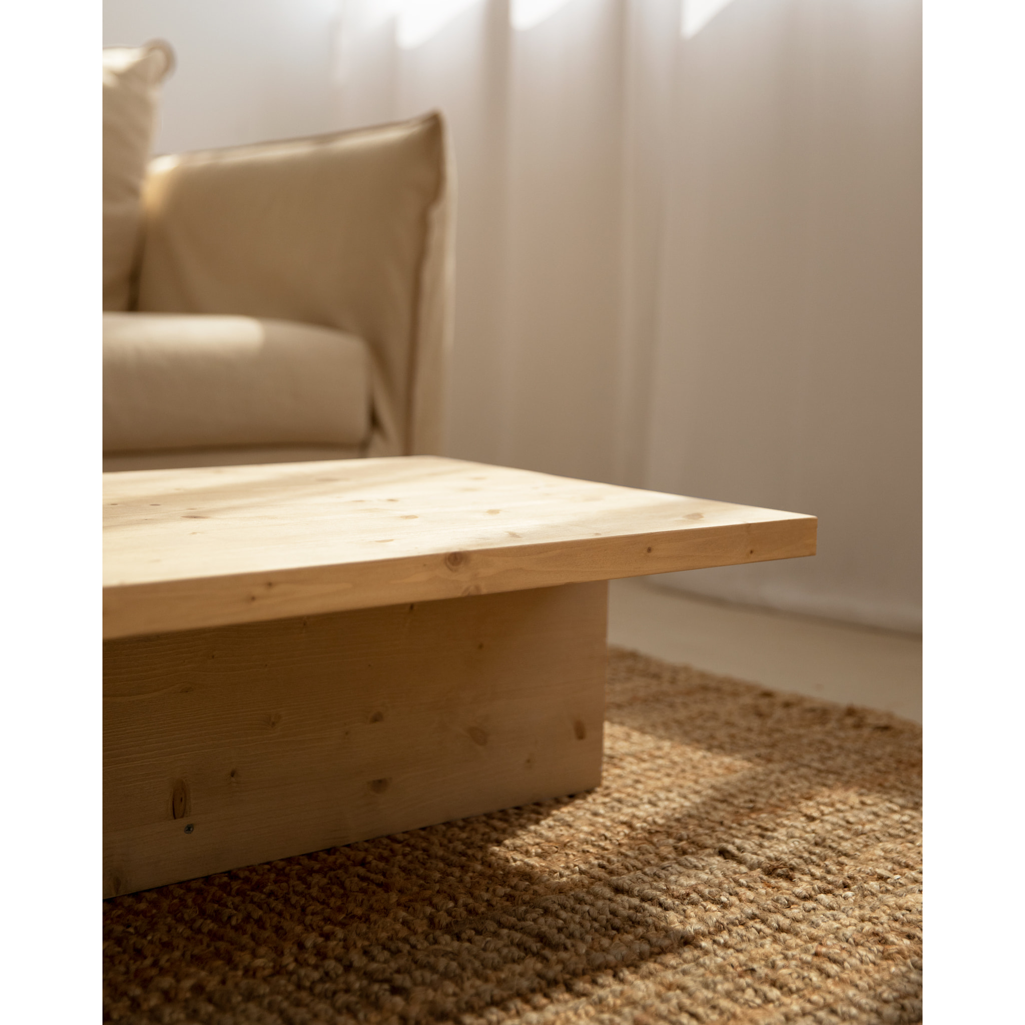 Mesa de centro de madera maciza en tono roble medio de 124x27cm Alto: 27 Largo: 123.5 Ancho: 46.6