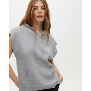 Gilet felpato con cappuccio e applicazioni sulle spalle