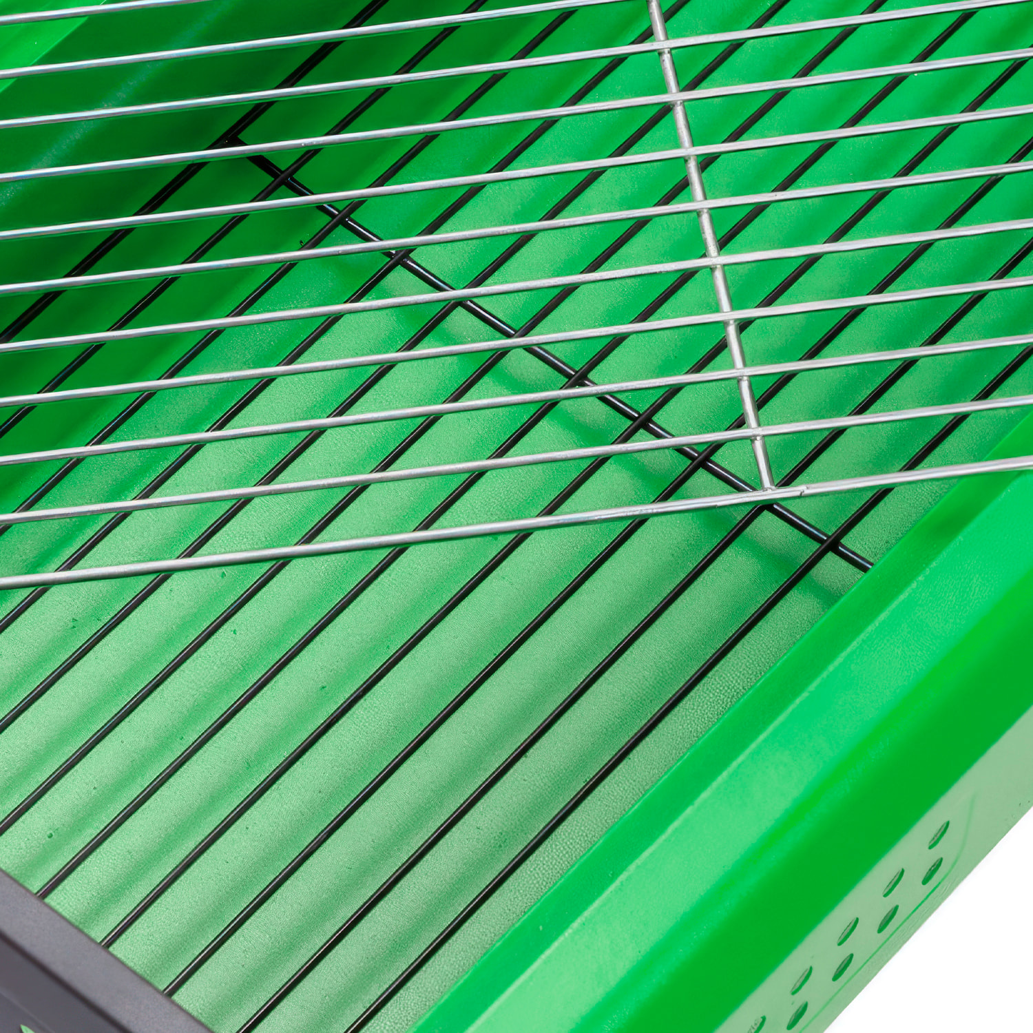 Barbecue portatile a carbone CA-26 con gambe smontabili, due griglie, cesti laterali e ventilazione ottimizzata per una cottura uniforme.