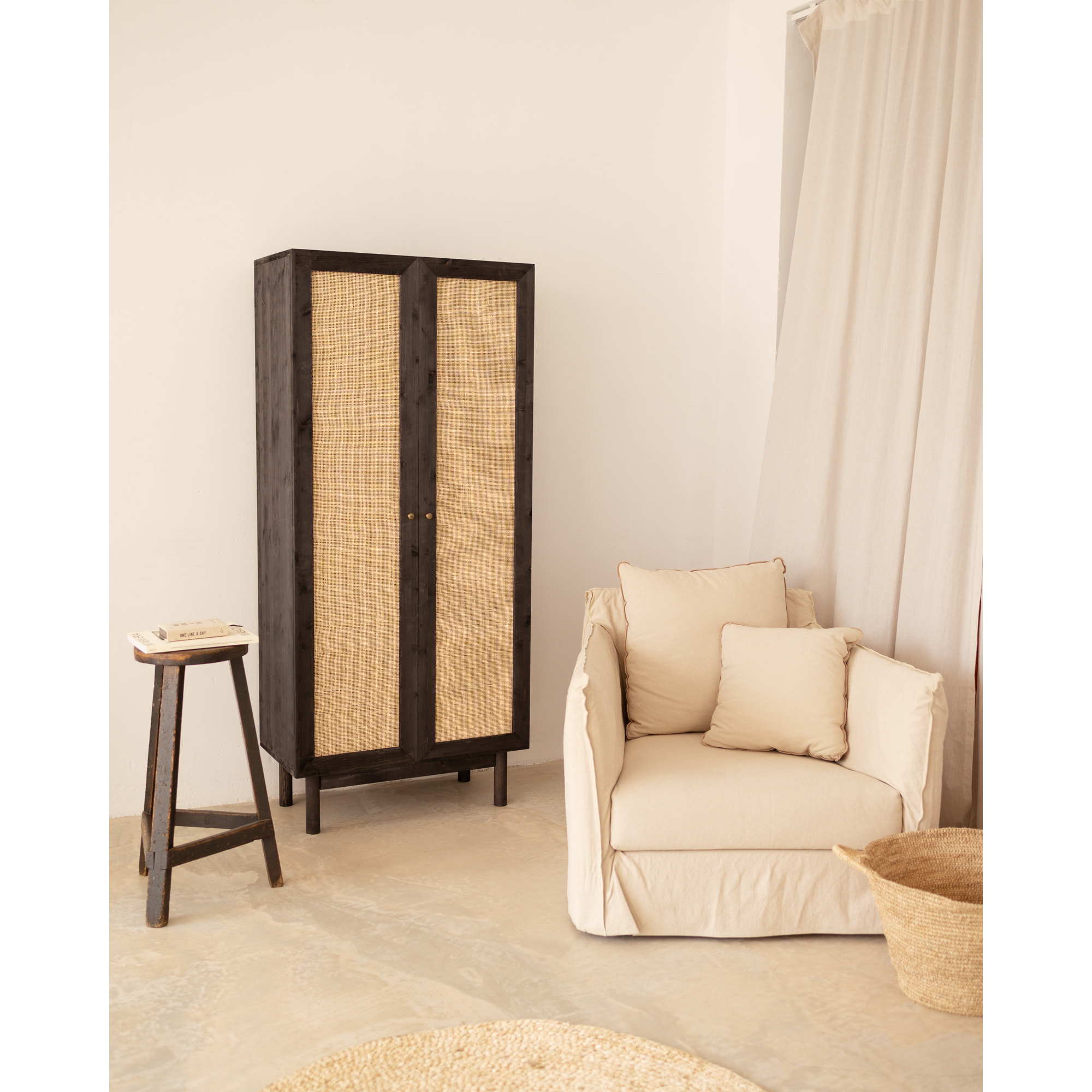 Armoire medulla en bois massif et rotin ton noir 180x80cm Hauteur: 180 Longueur: 80 Largeur: 40