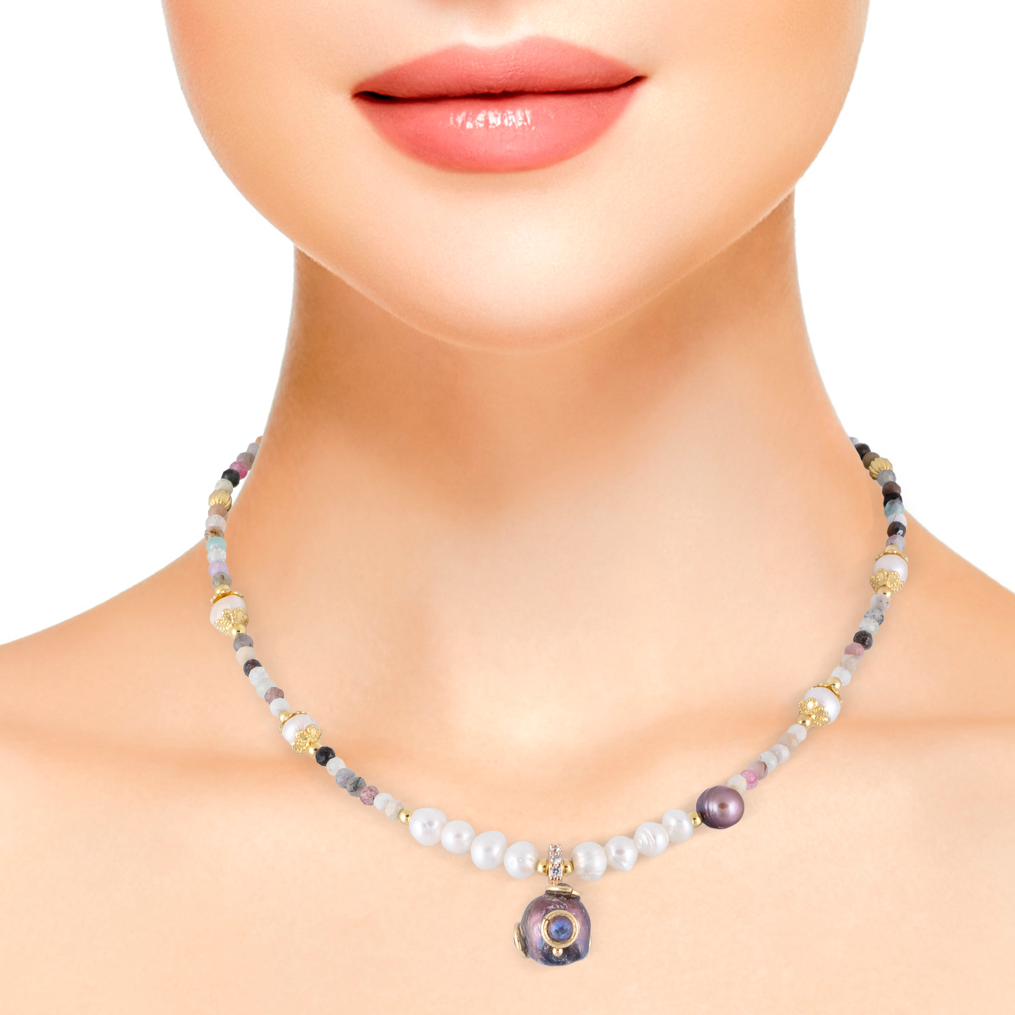 Collar barroco con colgante de perla negra, circonitas y cierre de mosquetón.