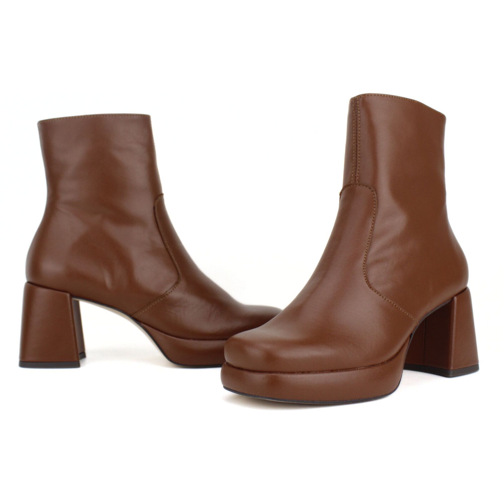 Botine de piel color cuero con plataforma. Tacón de 7 cm