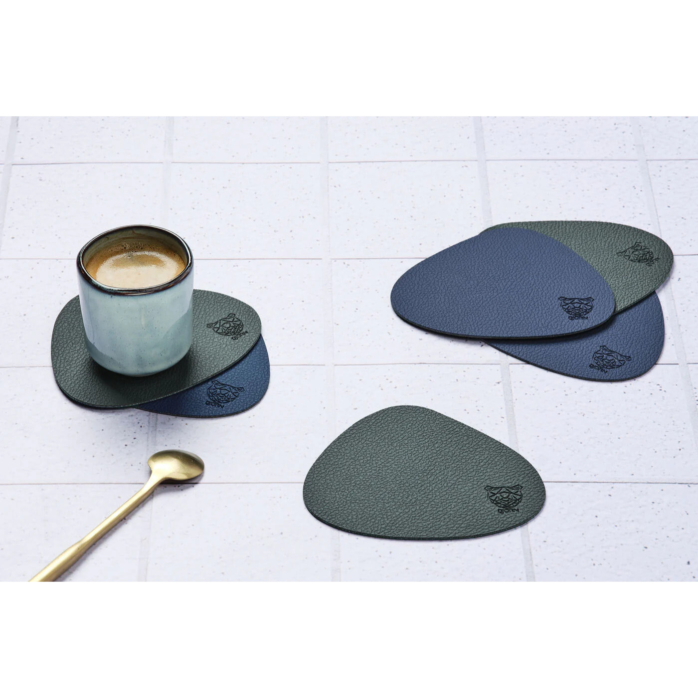Sous-verre curve réversible - 6 pièces - Cuir recyclé bleu nuit et gris anthracite