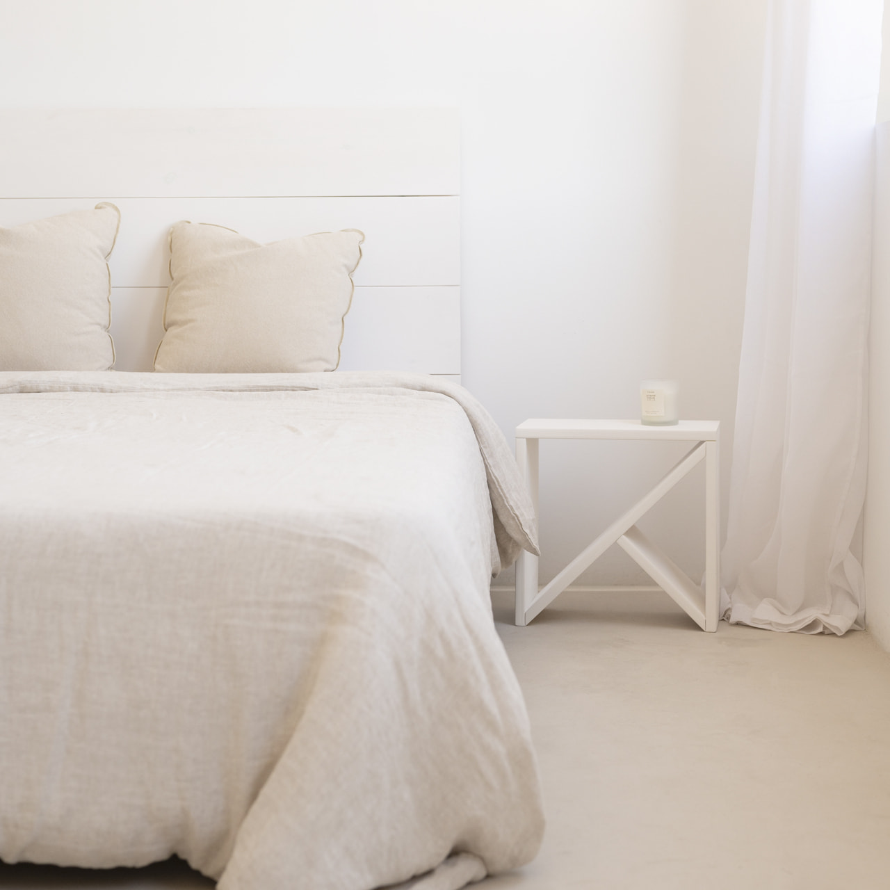 Table de chevet ou table d'appoint en bois massif ton blanc en différentes tailles