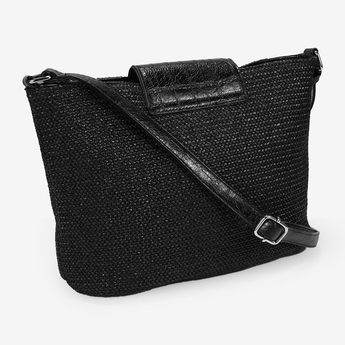 Bolso bandolera negro en rafia con solapa