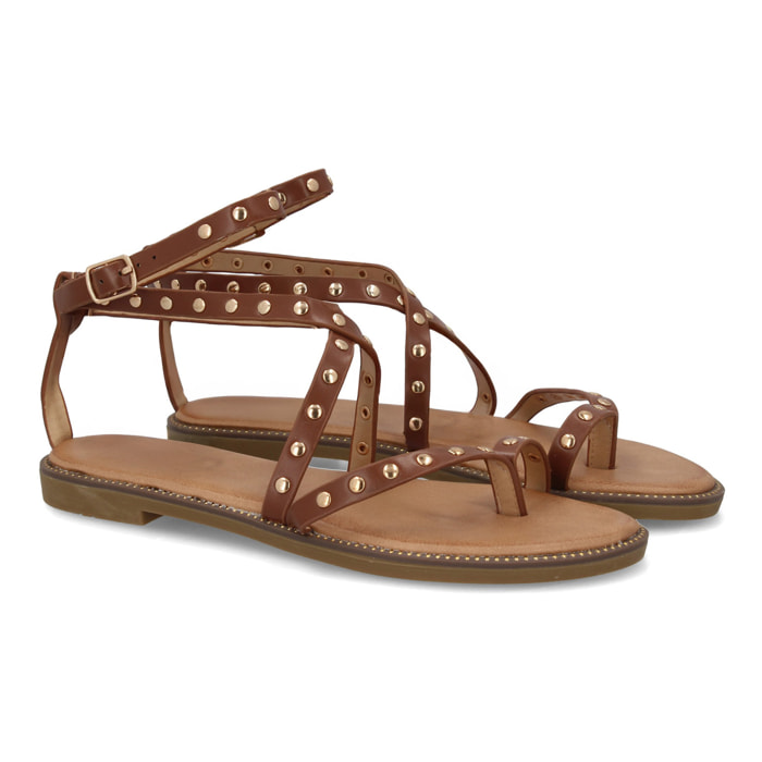 Sandalia plana con tiras y tachuelas para mujer.