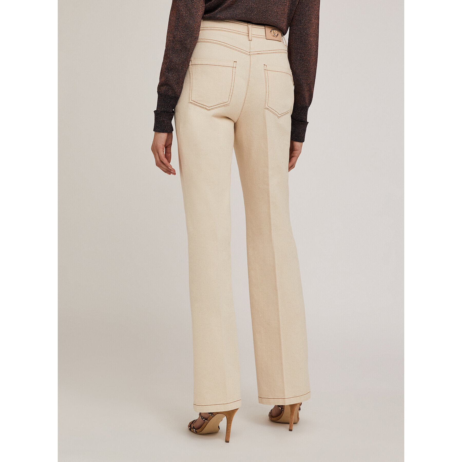 Motivi - Pantalón flare en drill con pespuntes en contraste - Beige