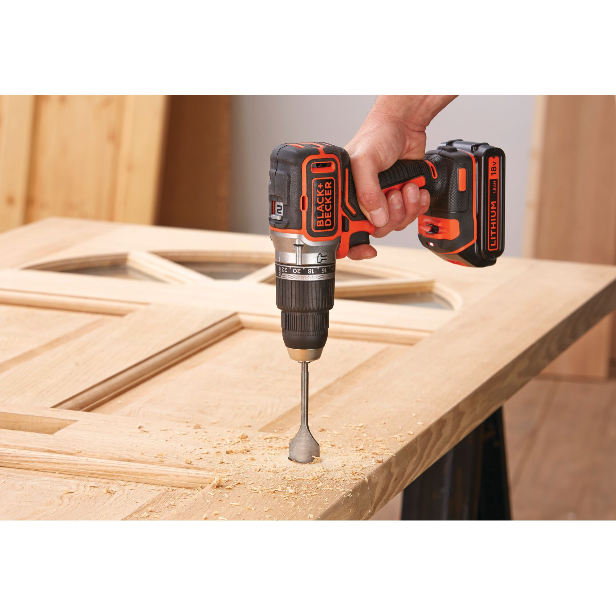 Perceuse à percussion sans fil brushless 18v 50 accessoires 4Ah + 2.5Ah BLACK+DECKER BL188ME2SA-QW