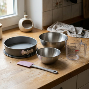 Set pâtisserie avec moule à manqué acier, 2 bols à mixer, verre mesureur et spatule Zenker