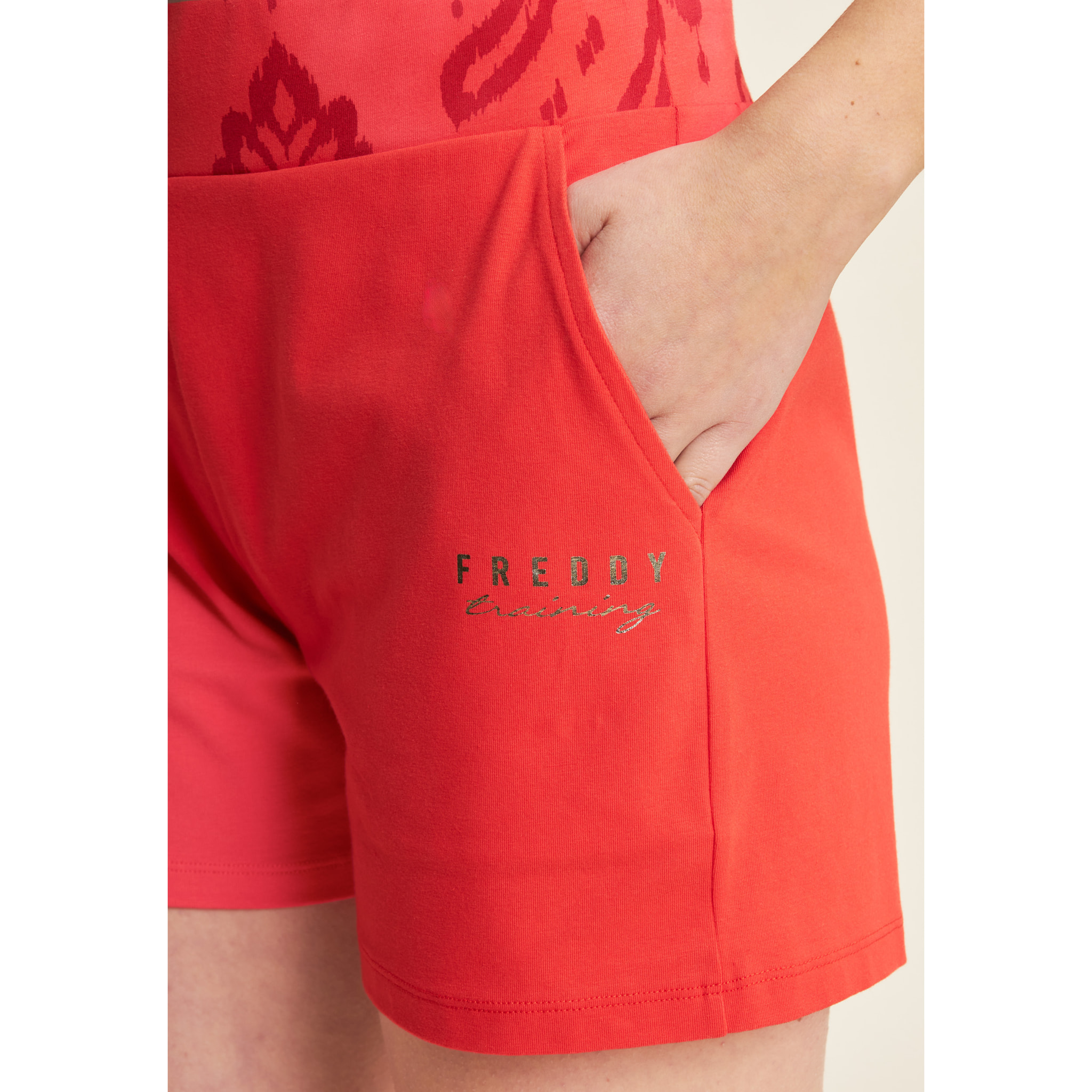 Short sportivi con fascia in vita floreale