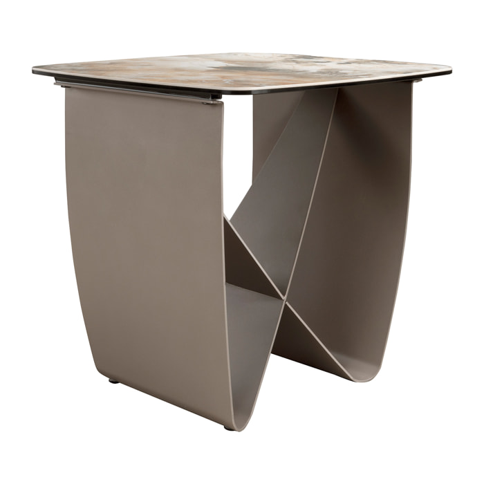 Mesa rincón Angel Cerdá cuadrada con tapa de mármol porcelánico en tonalidades tierra y grises en acabado mate y patas de acero inoxidable en taupé acabado metalizado 50x50x50cm