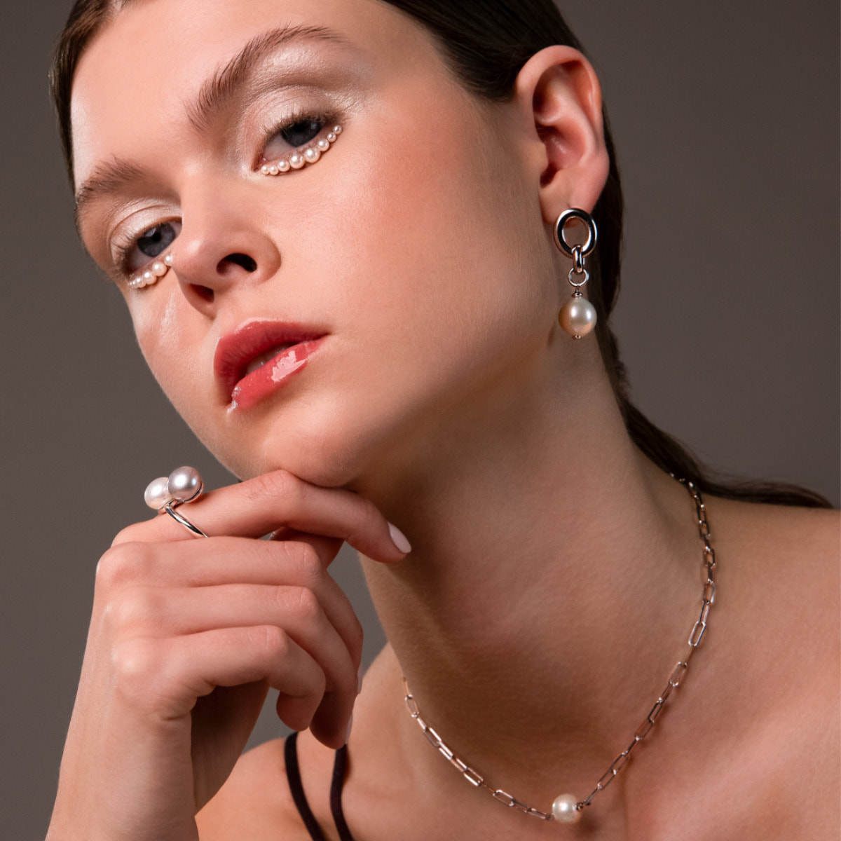 PERLAVIVA - Anello Contrarié in Argento 925 placcato Oro Bianco 18Kt con Perle a Bottone Bianca e Grigia d'Acqua Dolce Ø10/11mm