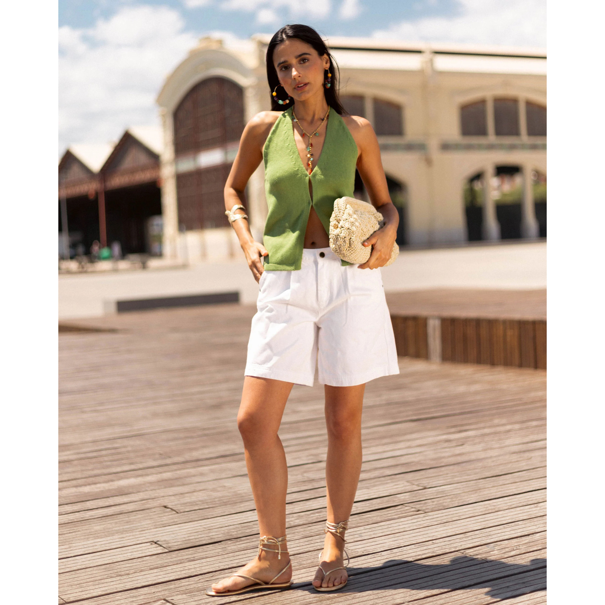 Top de mujer de punto fino con cuello halter y espalda descubierta.