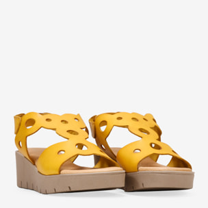 Sandalias con cuña de piel amarillas