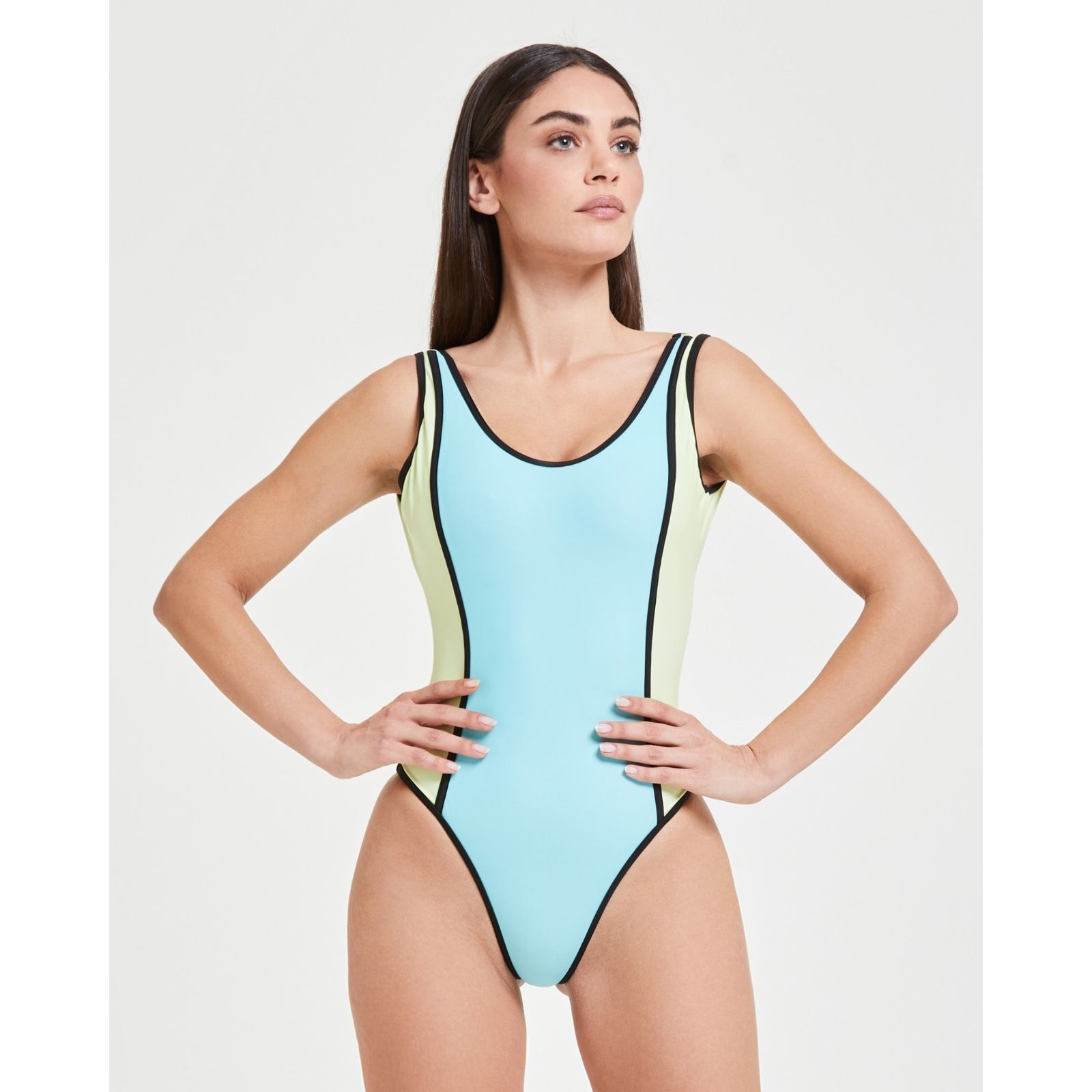 Pompea x Silvian Heach costume intero look sportivo