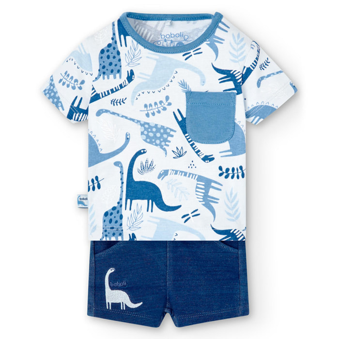 Conjunto en azul con camiseta de manga corta y shorts