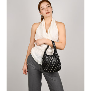 Bolso de mano negro con tachas